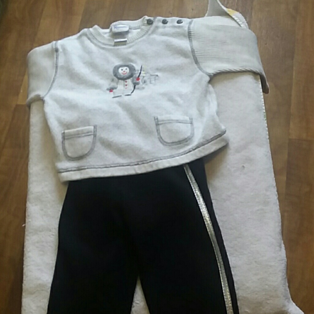 Cute sweatshirt and sweatpant set.